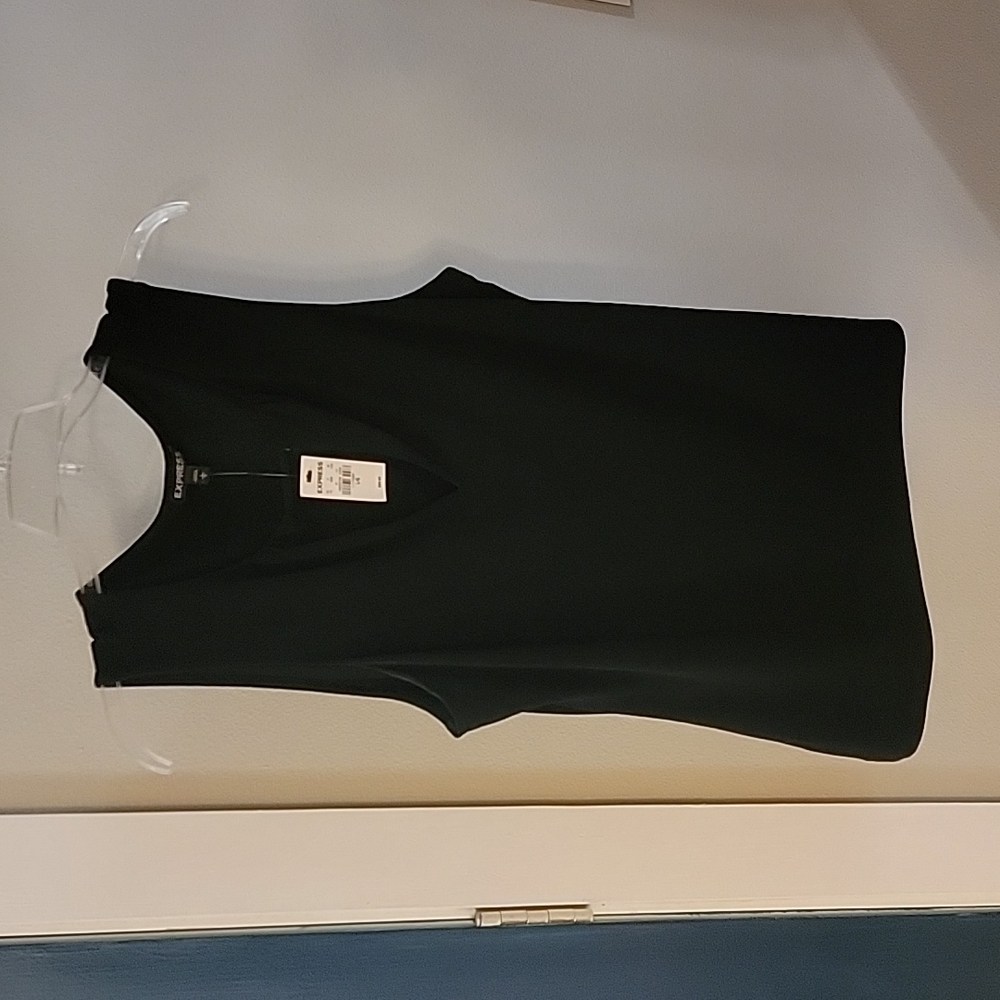 Sleevless black top